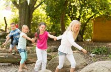Bild zeigt Kinder an der Hand über den Schulhof laufen; Schaltfläche zum Fachseminar Schulhof in Bewegung
