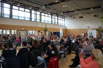 Teilnehmende im Plenum