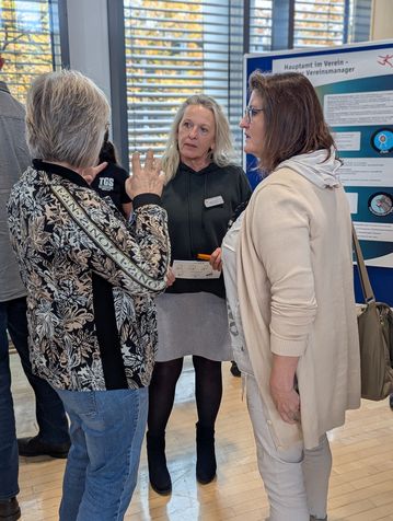 Teilnehmende im Dialog