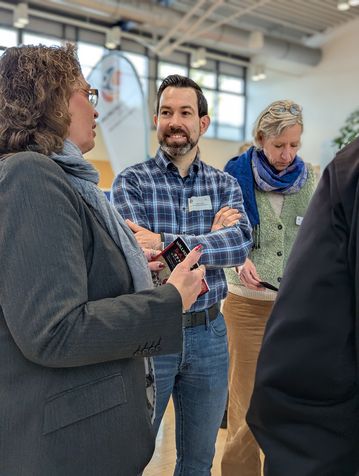 Teilnehmende im Dialog