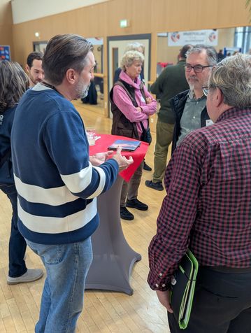 Teilnehmende im Dialog