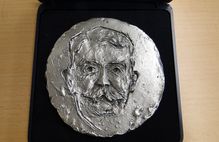 Bild zeigt die Pierre-de-Coubertin Medaille; Schaltfläche zum Schulsport-Preis der Sportjugend Hessen