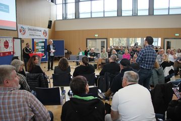 Teilnehmende im Plenum