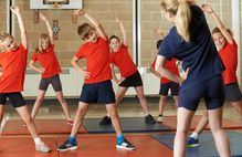 Bild zeigt Kinder beim gemeinsamen Sporttreiben; Schaltfläche zum Landesförderprogramm Schule und Verein