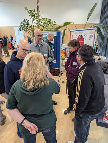 Teilnehmende im Dialog