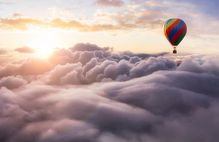 Bild zeigt Heißluftballon über den Wolken im Sonnenlicht; Schaltfläche zur Veranstaltung Forum Ehrenamt