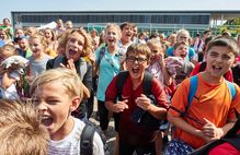 Bild zeigt Kinder, die vor begeistert schreien; Schaltfläche zum Sportjugend-Angebot Sportsfun Team Days