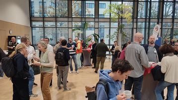 Teilnehmende im Gespräch