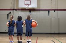 Bild zeigt Kinder mit Basketball und Korb; Schaltfläche zum Unterstützungsangebot der Zentralstelle für Schulsport und Bewegungsförderung