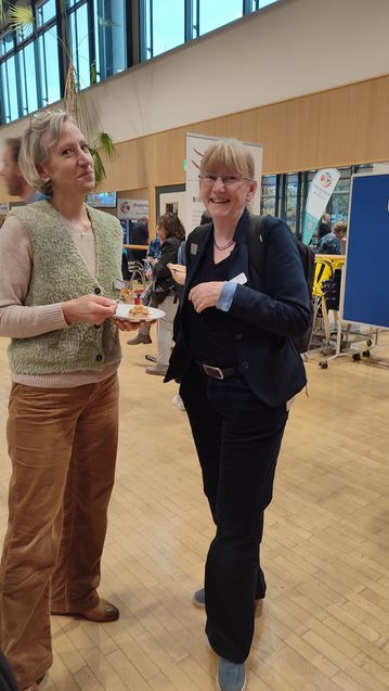 Michaela Röhrbein und Angelika Ribler im Gespräch